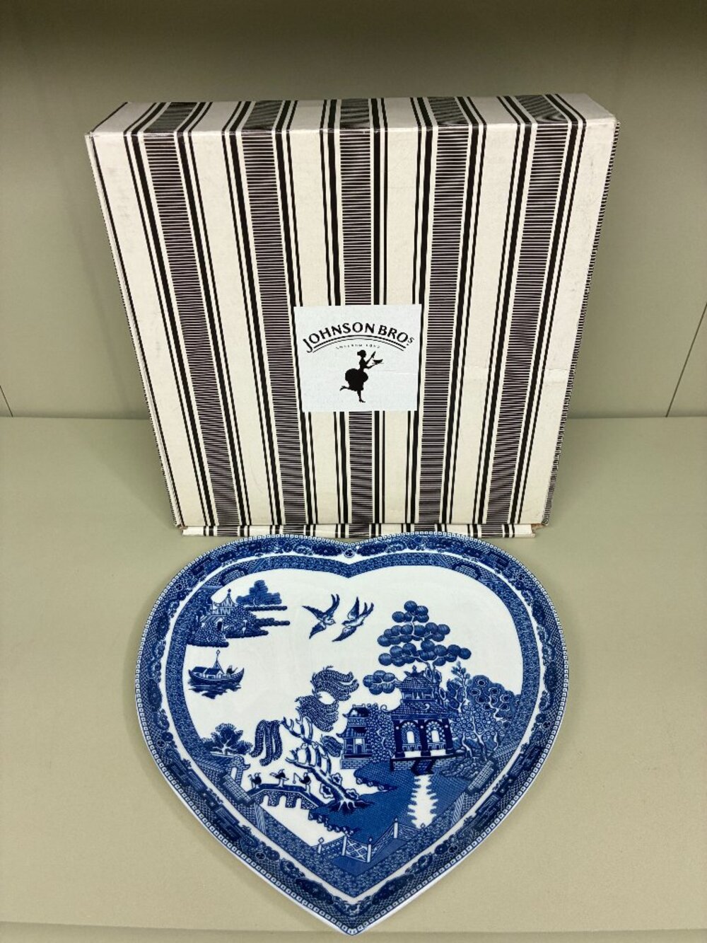 Vintage Johnson Bros. Brothers Blue Willow China 9” DISH Heart Shaped PLATE
